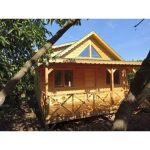 Ahşap ev güzel havada ağaçlar arasında çekilmiş bungalov tiny house verandalı loft katlı görsel resim